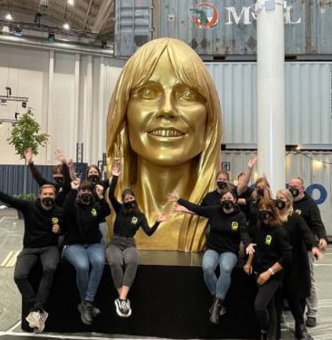 The gigantic gold statue of Henry Gunther Ademola Dashtu Samuel mother Heidi Klum in Germany.